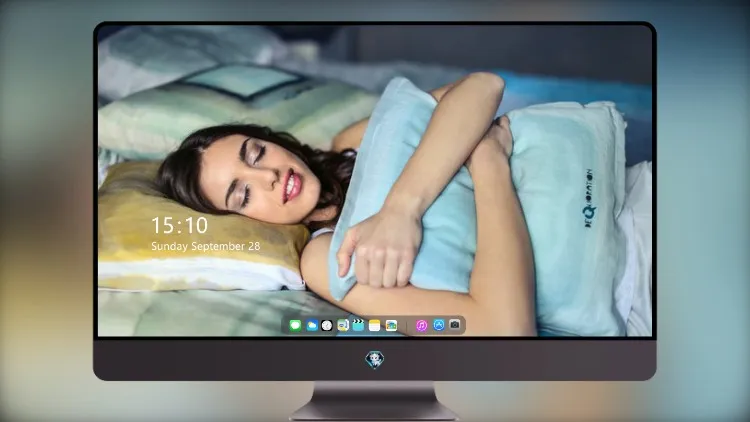 
拥抱蓝色枕头的女人